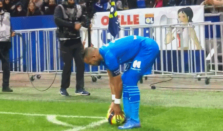 邮报：至少12家俱乐部想租梅努，但球员仍优先考虑那不勒斯（邮报：超12家球队欲租借梅努，他仍将那不勒斯列为首选）