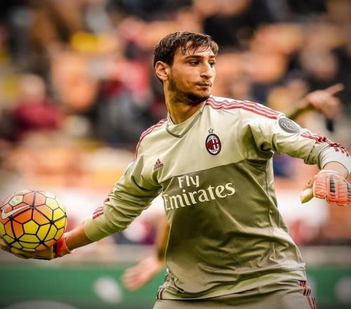 媒体人：著名国脚想帮助去世球迷家属，潘家人只想让戴琳还钱（媒体人称：知名国脚欲援助去世球迷家属，潘家人只要求戴琳还款）