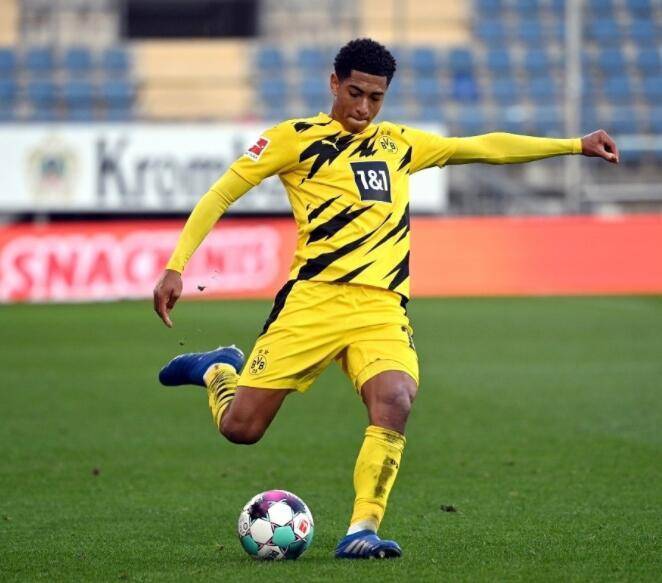 詹姆斯篮板抢断关键时刻锁定胜局（詹姆斯关键篮板与抢断锁定胜局）