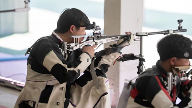 小佩顿第二节6中6独砍12分，带领勇士反超比分（小佩顿次节6投全中轰12分，助勇士实现反超）