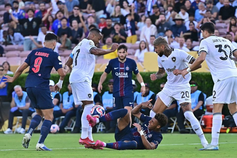 克里斯替补登场仅一分钟，就为我们扳平了比分！（克里斯替补一分钟建功，助球队扳平比分！）