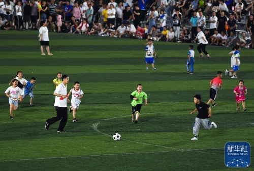 球星晒训练照，身体状态爆棚（球星晒出训练照，竞技状态拉满）