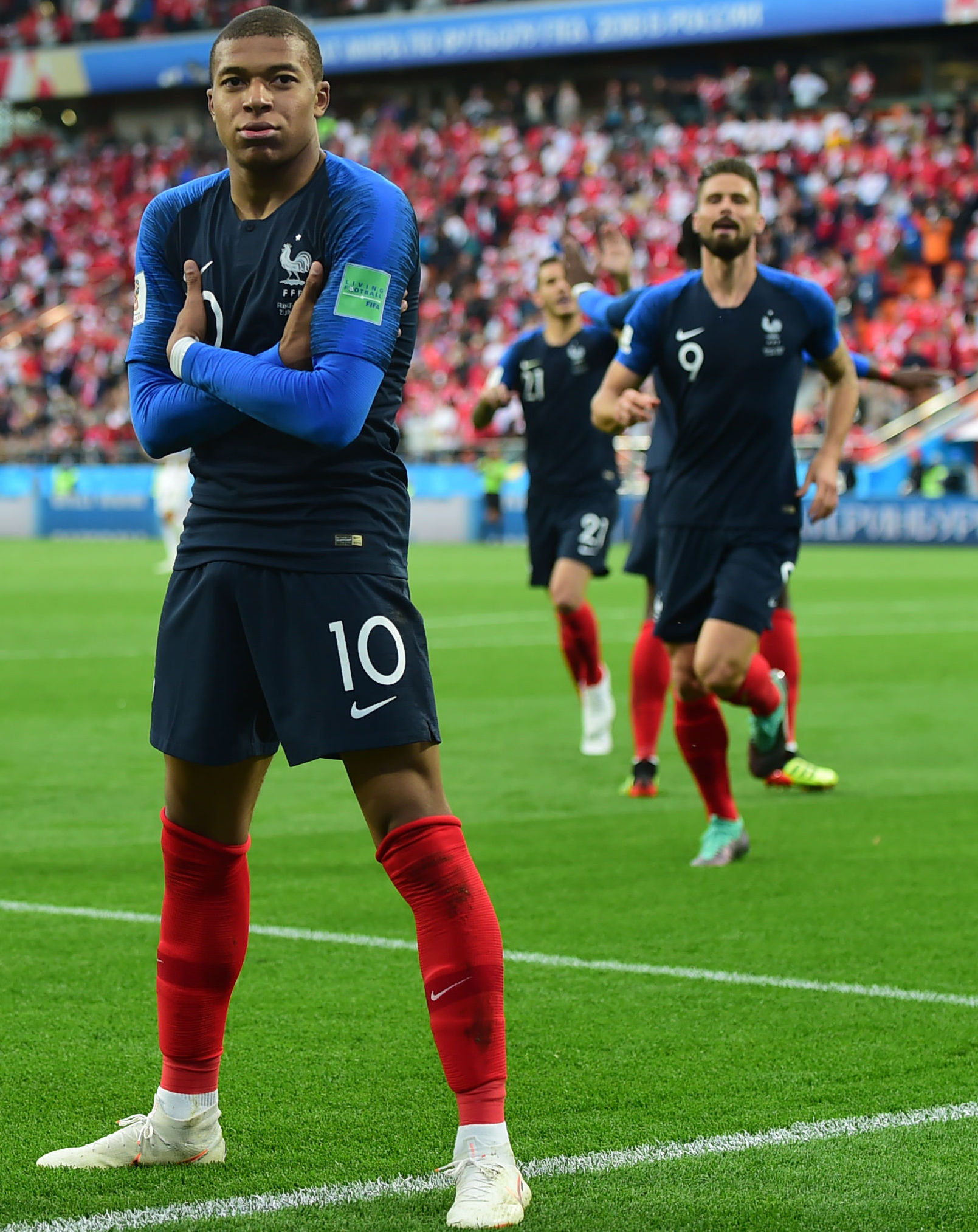 状态不佳！詹姆斯半场9投2中仅得4分，湖人领先9分（手感冰冷！詹姆斯半场9投仅2中拿4分，湖人领先9分）