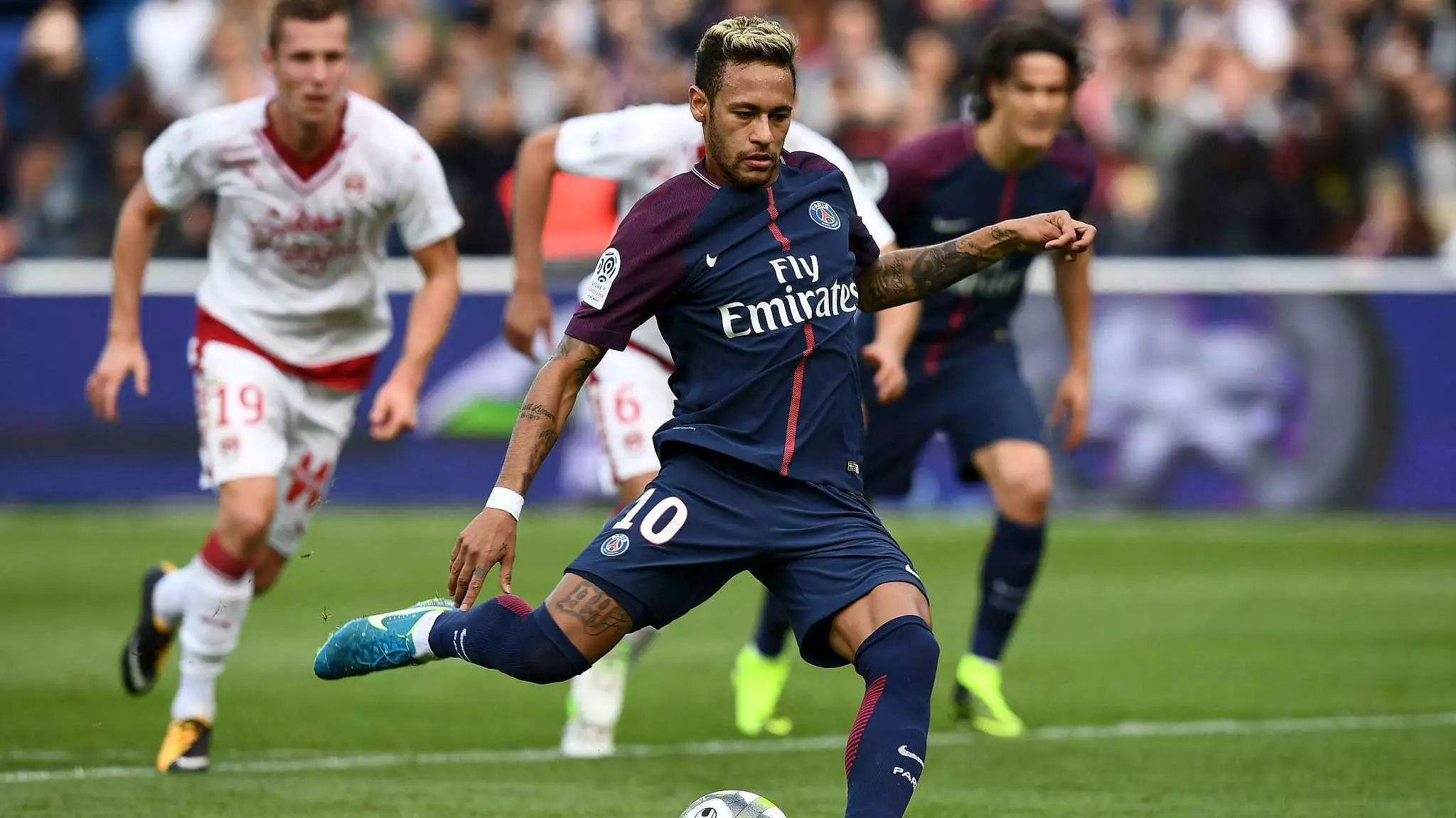 意甲：米兰客场2-1战胜罗马（意甲联赛：米兰客场2比1力克罗马）