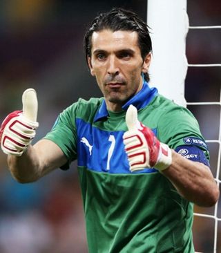 talkSPORT：拜仁在密切关注卡迪夫城19岁天才后卫迪伦-劳勒（talkSPORT：拜仁密切考察卡迪夫城19岁后防新星迪伦-劳勒）