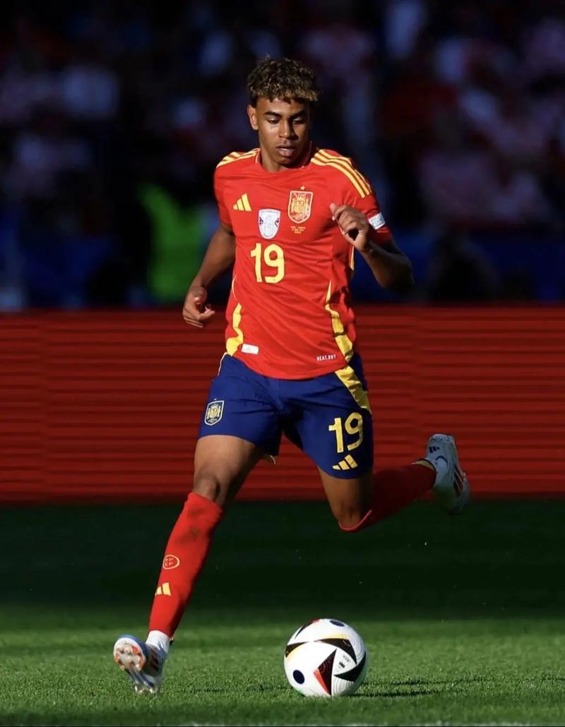 0-2大冷门！14亿豪门主场轰然倒下5轮1胜两大边后卫染红+中卫重伤（0-2爆冷！身价14亿豪门主场折戟，近5轮仅1胜，双边后卫染红+中卫重伤）