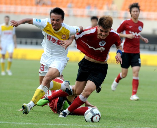 乔纳森-戴维：我可以踢任何位置；一直在训练后进行加练（乔纳森-戴维：位置不设限，训练后坚持加练）